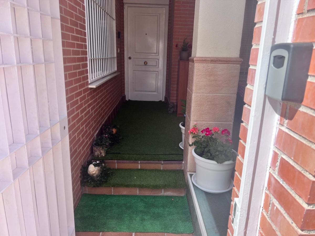 Casa Ideal Familias Y Grupos Con Balcones Exterior Soleada Patios Cerca Alhambra, Sierra Nevada, Rio Genil, Lancha Del Genil, Parque Llano Y Reloj Del Sol Con Barbacoas, Campo De Futbol, Circuito Gimnasia Appartamento Granada Esterno foto