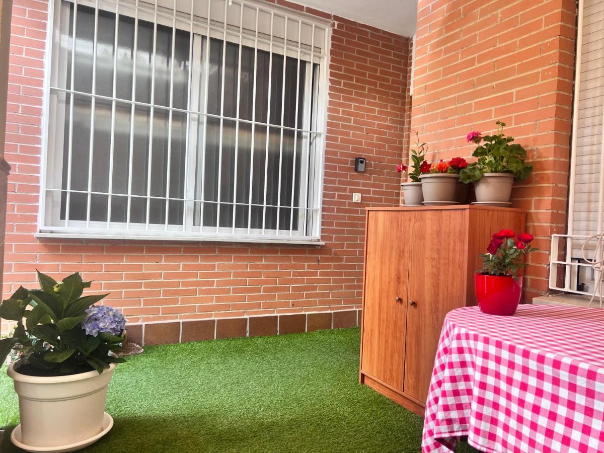 Casa Ideal Familias Y Grupos Con Balcones Exterior Soleada Patios Cerca Alhambra, Sierra Nevada, Rio Genil, Lancha Del Genil, Parque Llano Y Reloj Del Sol Con Barbacoas, Campo De Futbol, Circuito Gimnasia Appartamento Granada Esterno foto